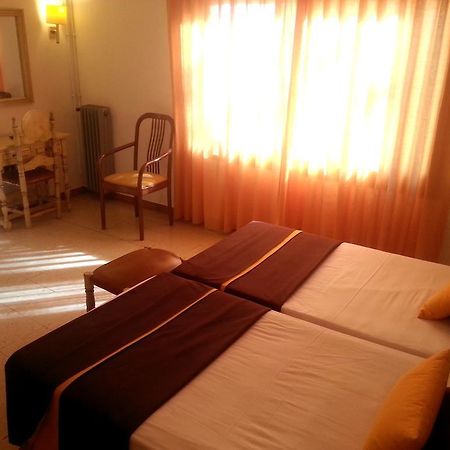Hotel Hostal Del Sol 산펠리우데기솔스 외부 사진