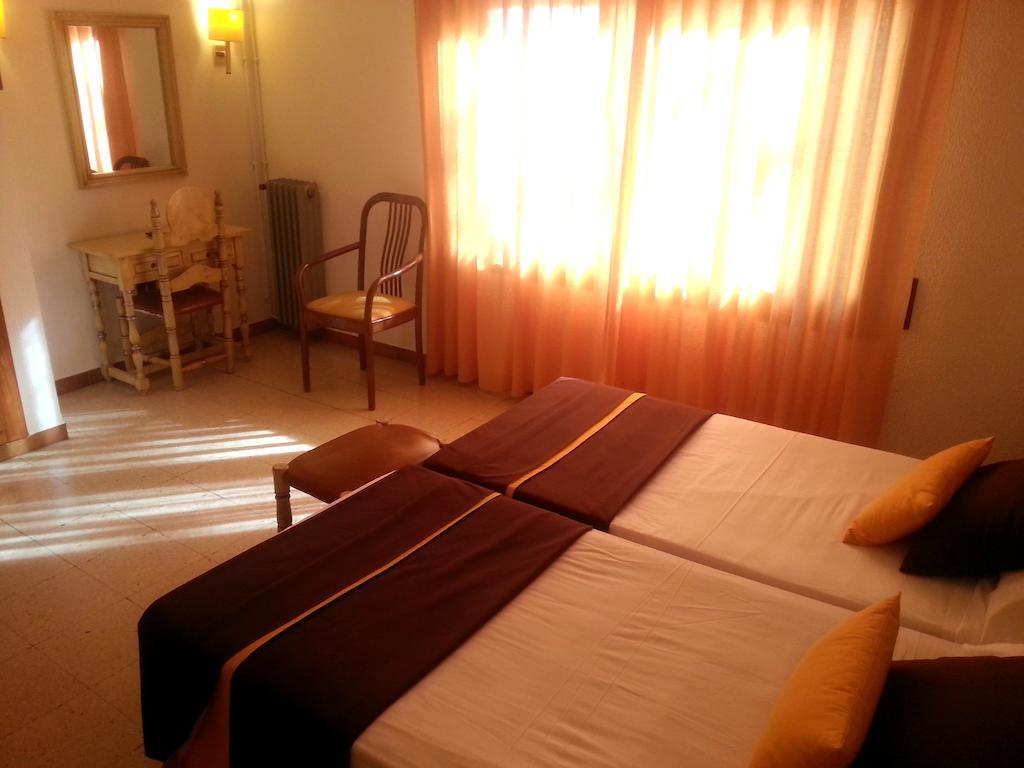 Hotel Hostal Del Sol 산펠리우데기솔스 외부 사진