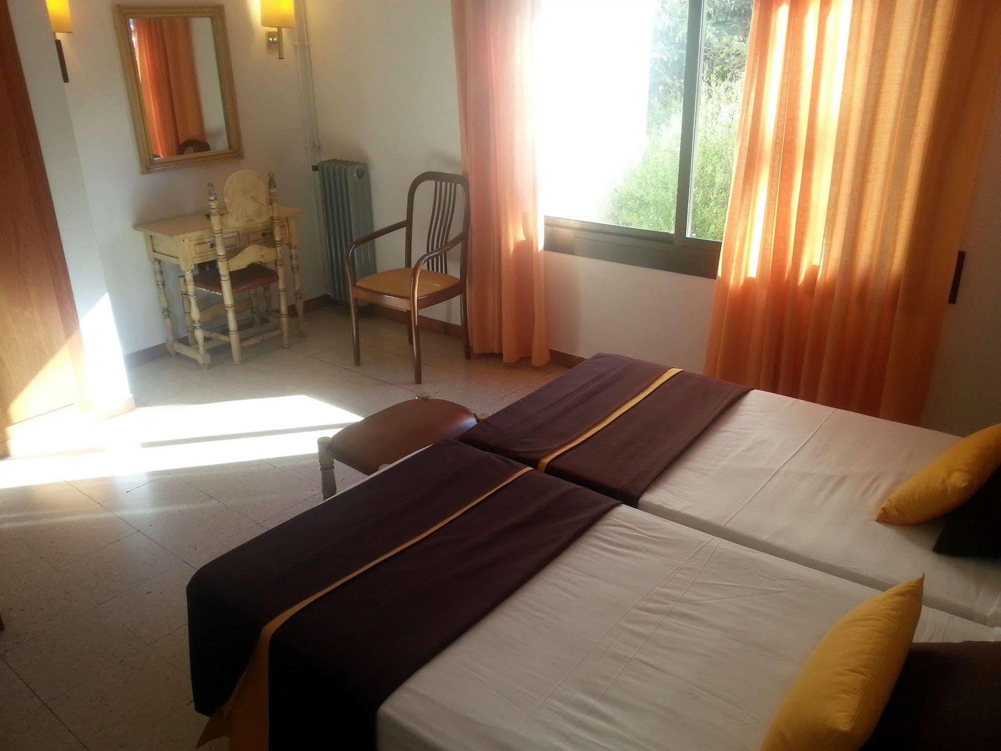 Hotel Hostal Del Sol 산펠리우데기솔스 외부 사진