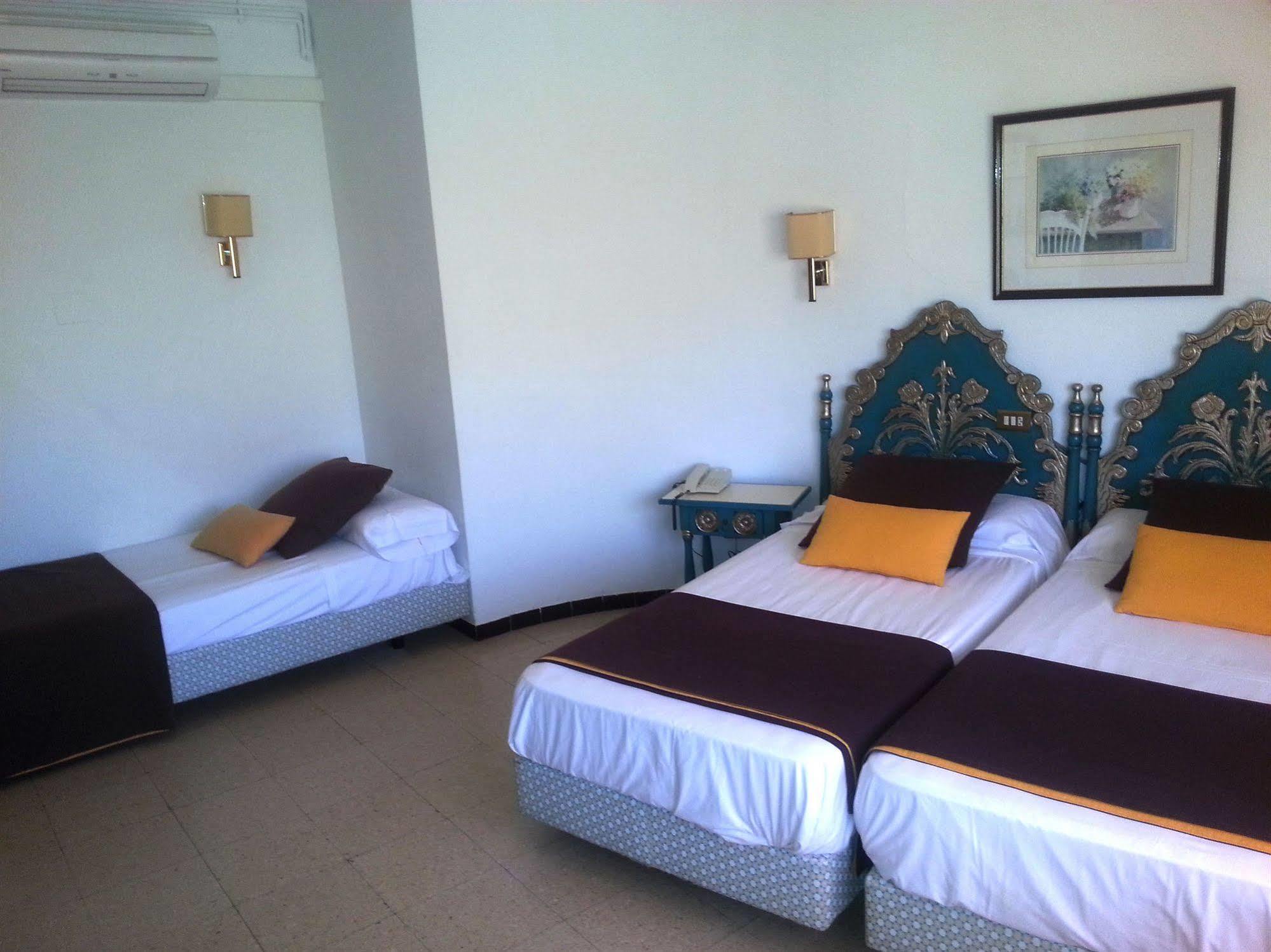 Hotel Hostal Del Sol 산펠리우데기솔스 외부 사진