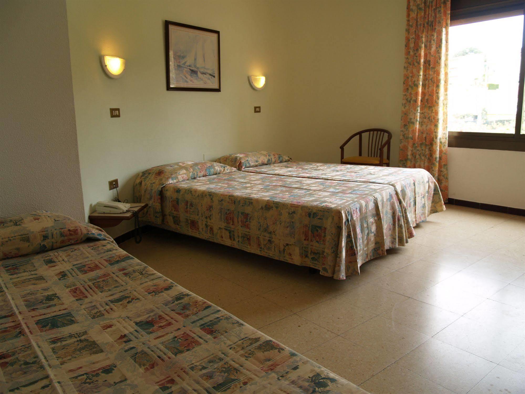 Hotel Hostal Del Sol 산펠리우데기솔스 외부 사진