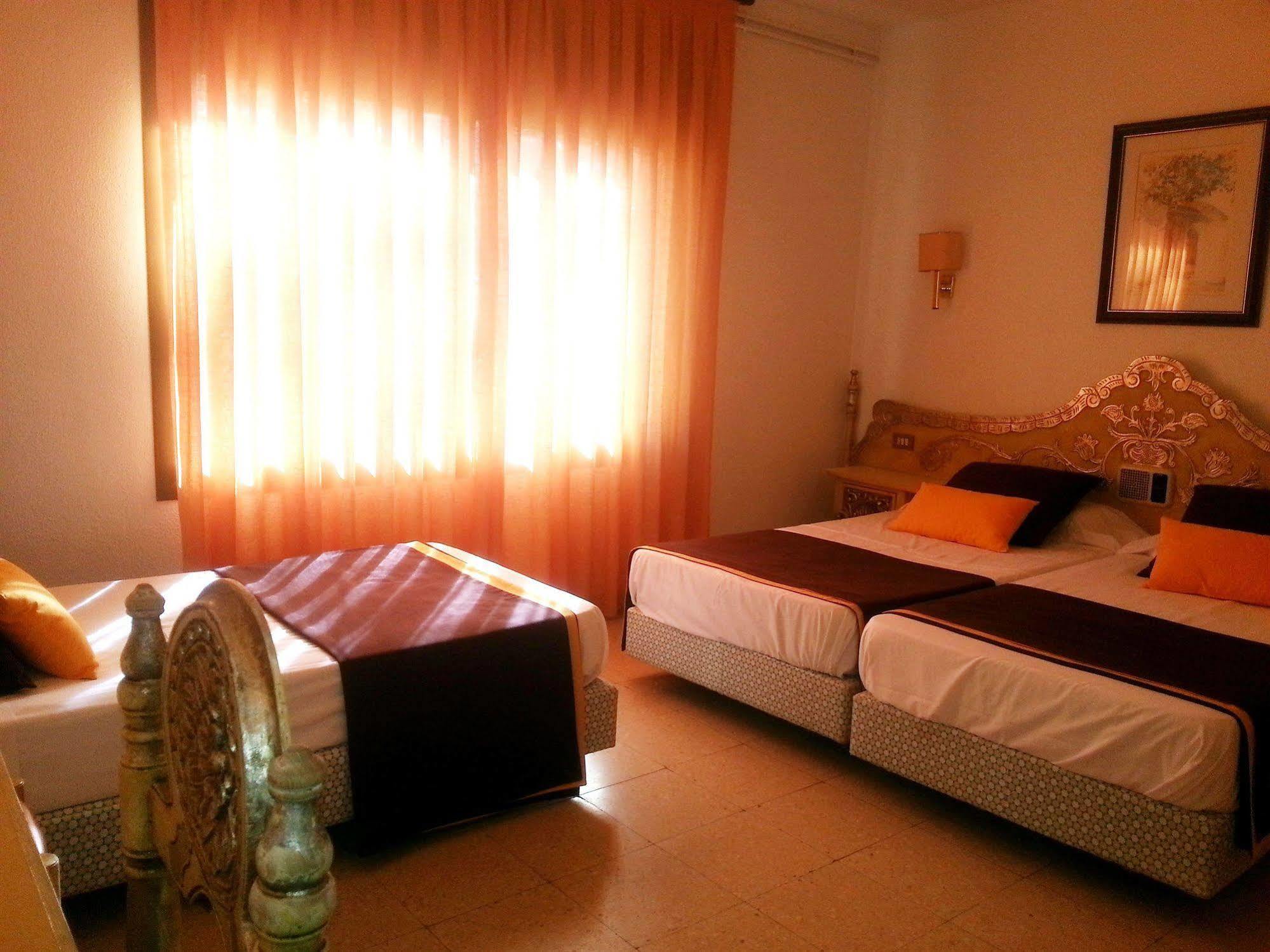 Hotel Hostal Del Sol 산펠리우데기솔스 외부 사진