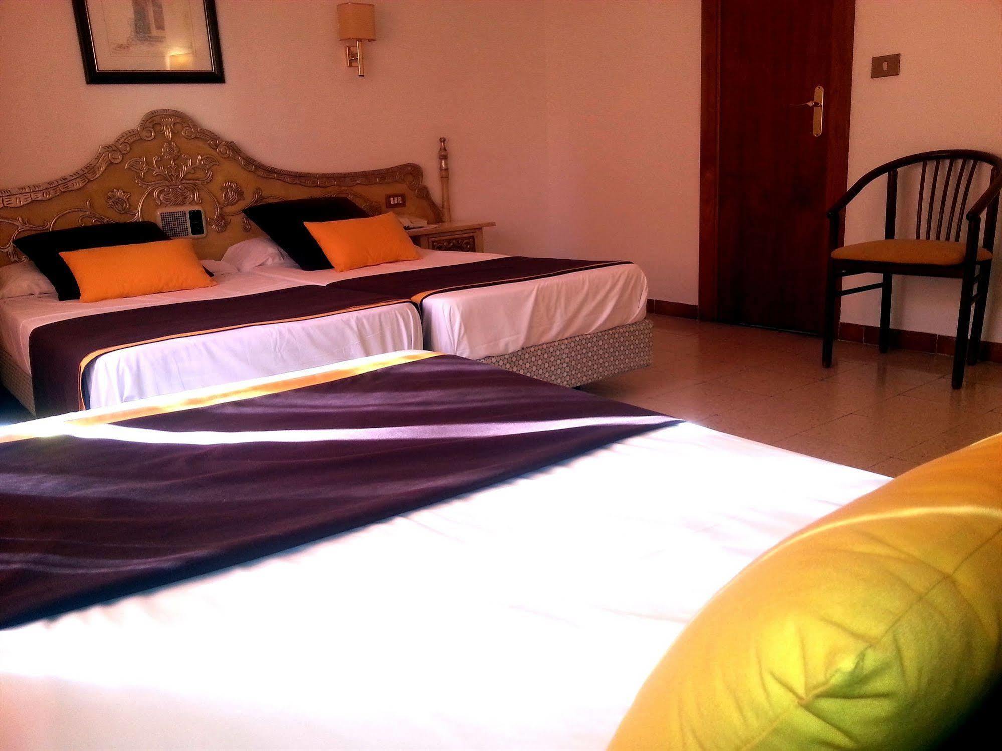 Hotel Hostal Del Sol 산펠리우데기솔스 외부 사진