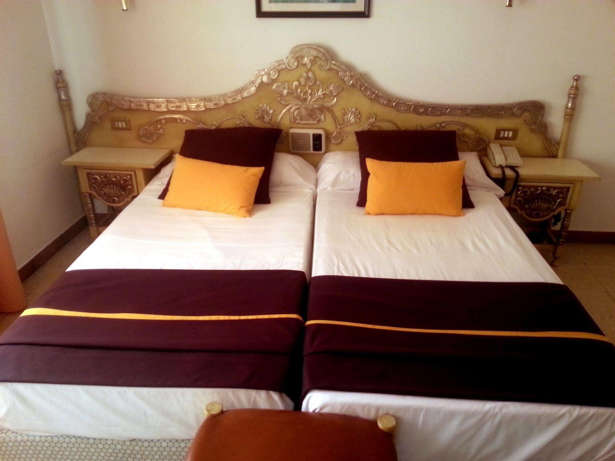 Hotel Hostal Del Sol 산펠리우데기솔스 외부 사진