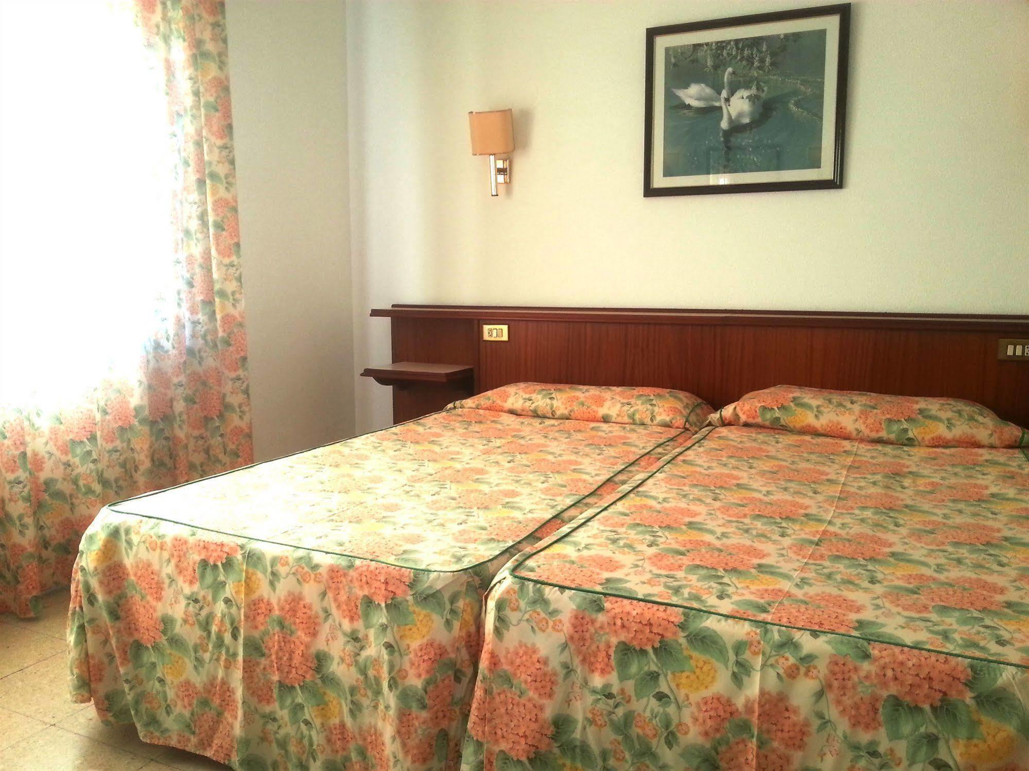Hotel Hostal Del Sol 산펠리우데기솔스 외부 사진