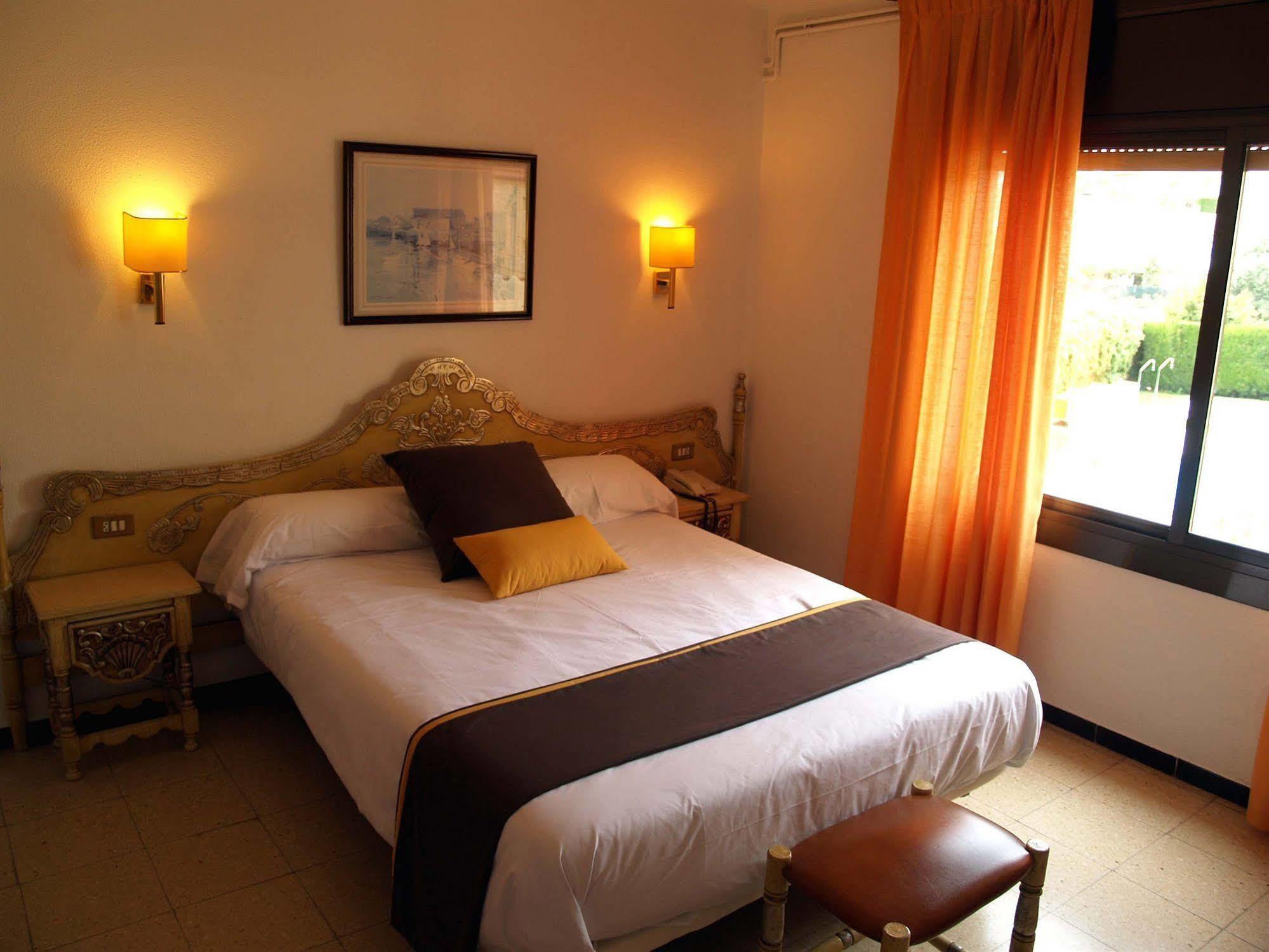 Hotel Hostal Del Sol 산펠리우데기솔스 외부 사진