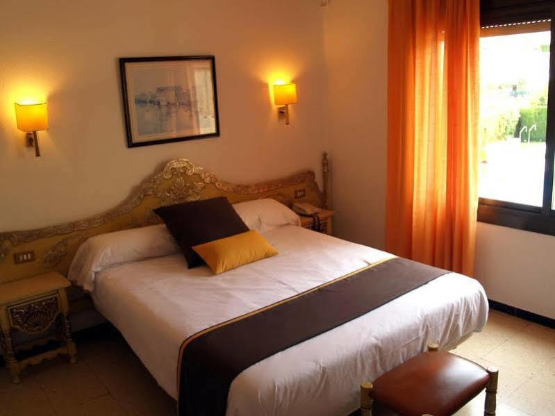Hotel Hostal Del Sol 산펠리우데기솔스 외부 사진