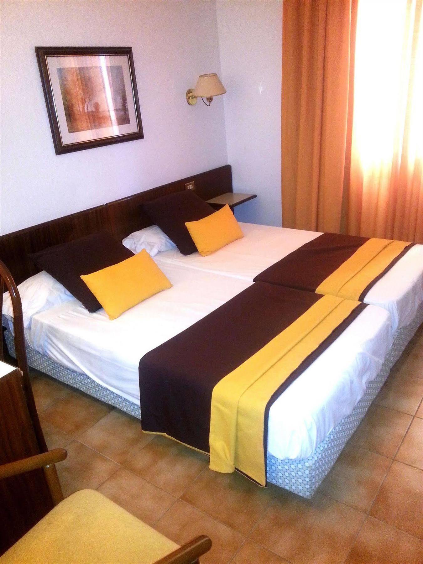 Hotel Hostal Del Sol 산펠리우데기솔스 외부 사진